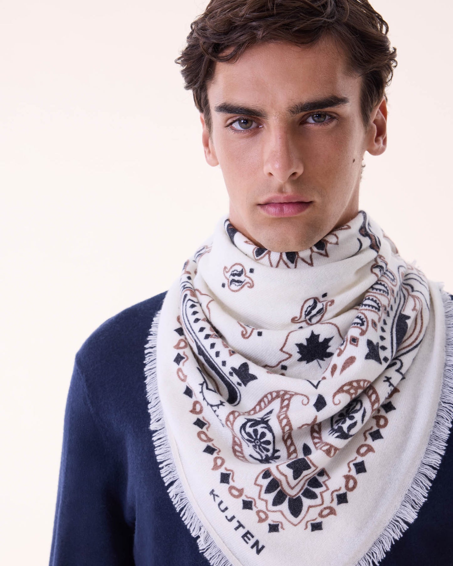 Large Bandana Hachiko Feather Bico white