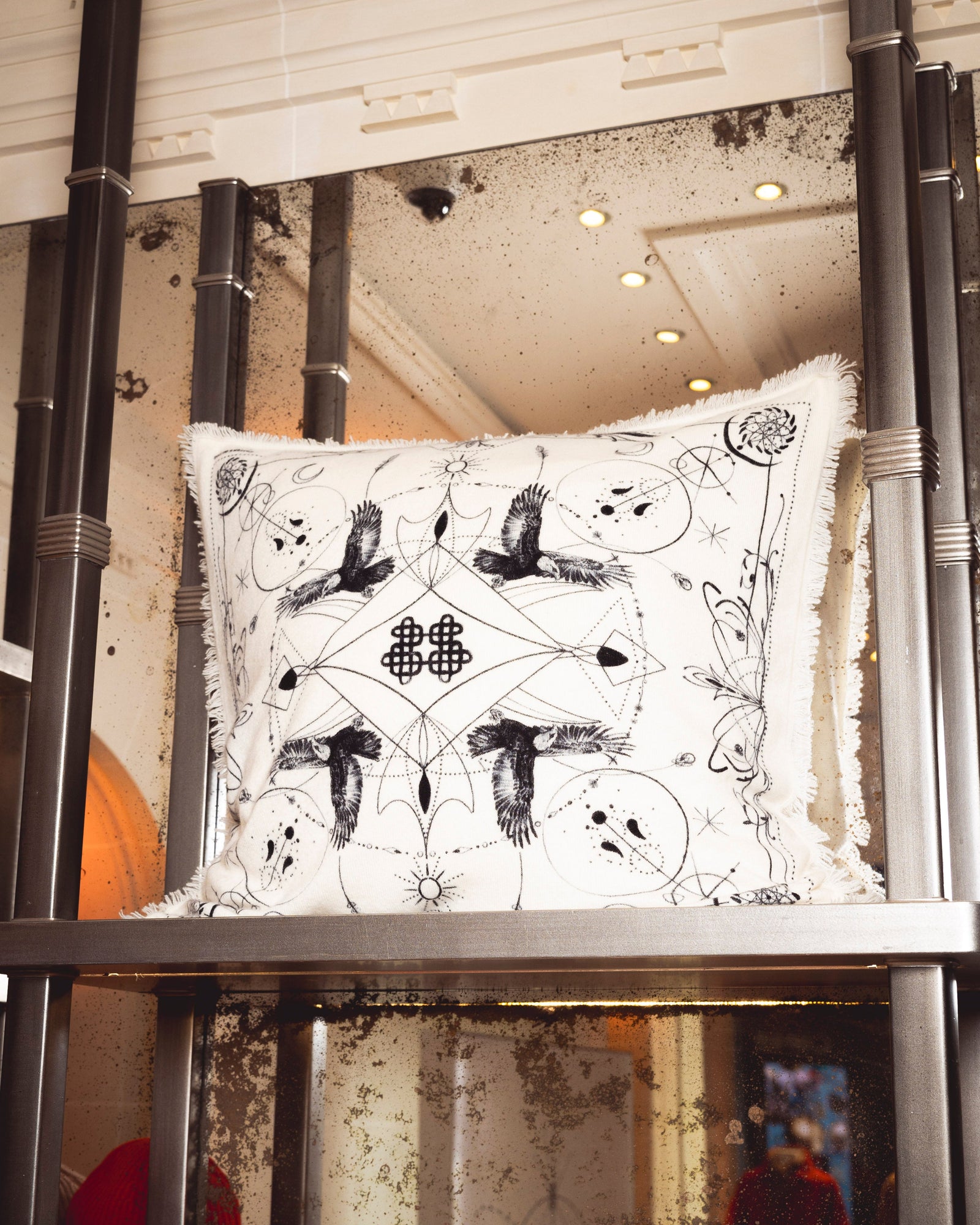 Coussin blanc cachemire imprimé motif kujten x dr woo